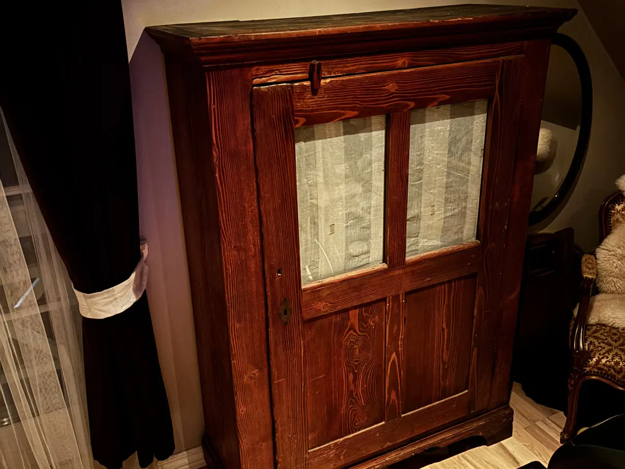 Billede 3 - Skab i mørk træ med låge 