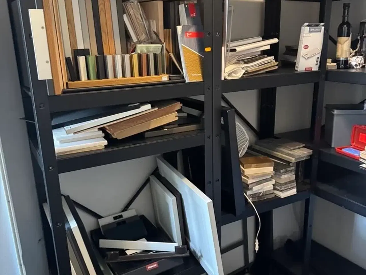 Billede 3 - 4 stk. Stålreoler med indhold