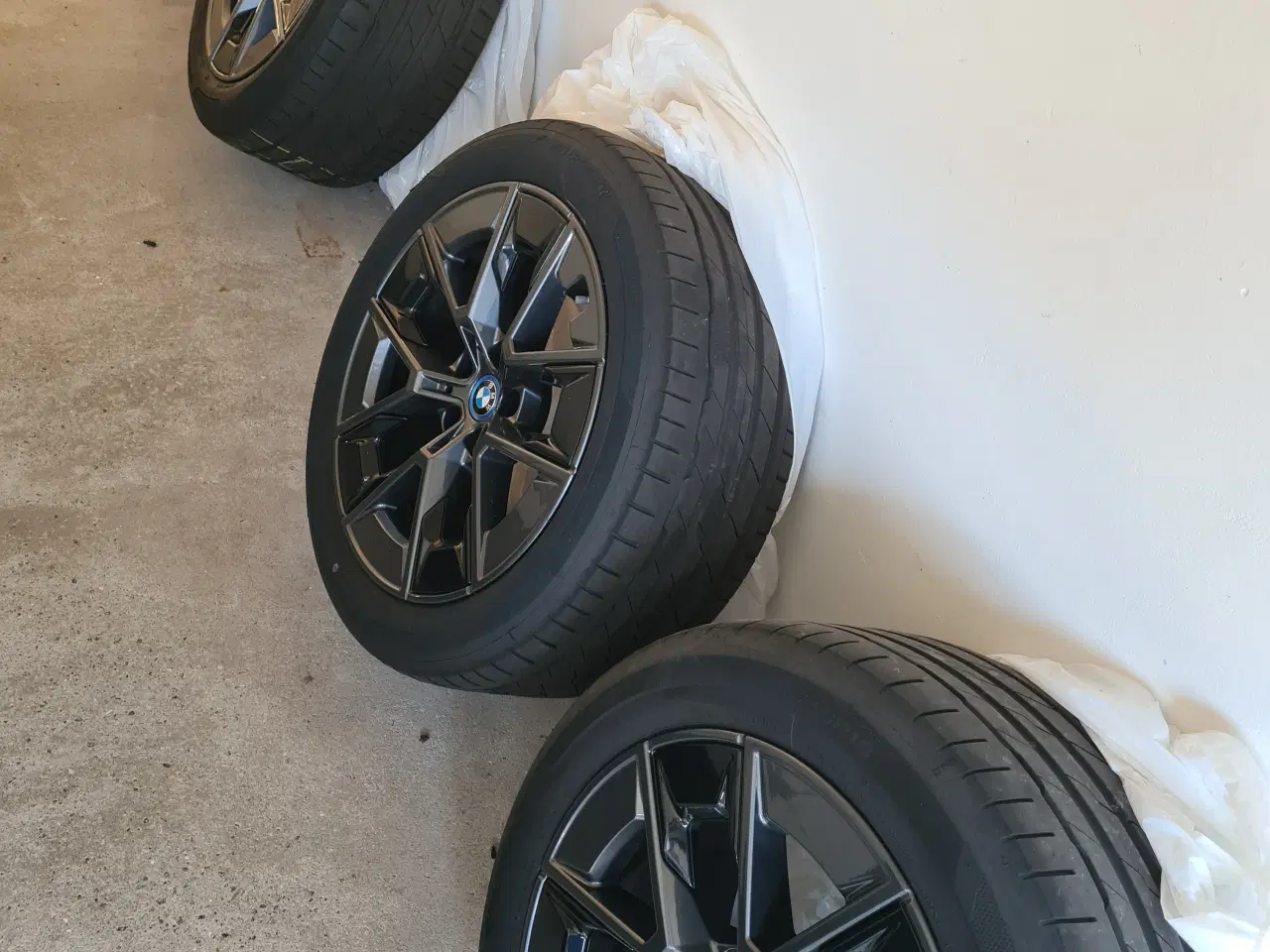 Billede 1 - 4 stk. Org. BMW dæk til I4. 2 stk. 245/45/18 og 2 