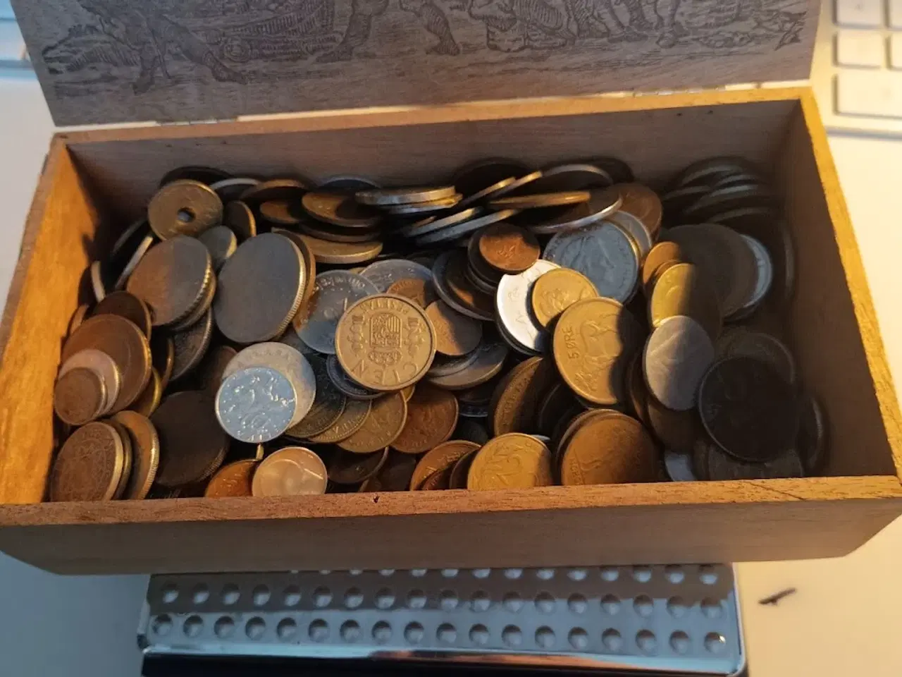 Billede 1 - Cigarkasse med udenlandske mønter. 
