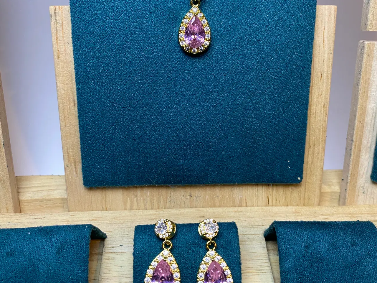 Billede 1 - Halskæde og øreringe sæt med lyserøde sten