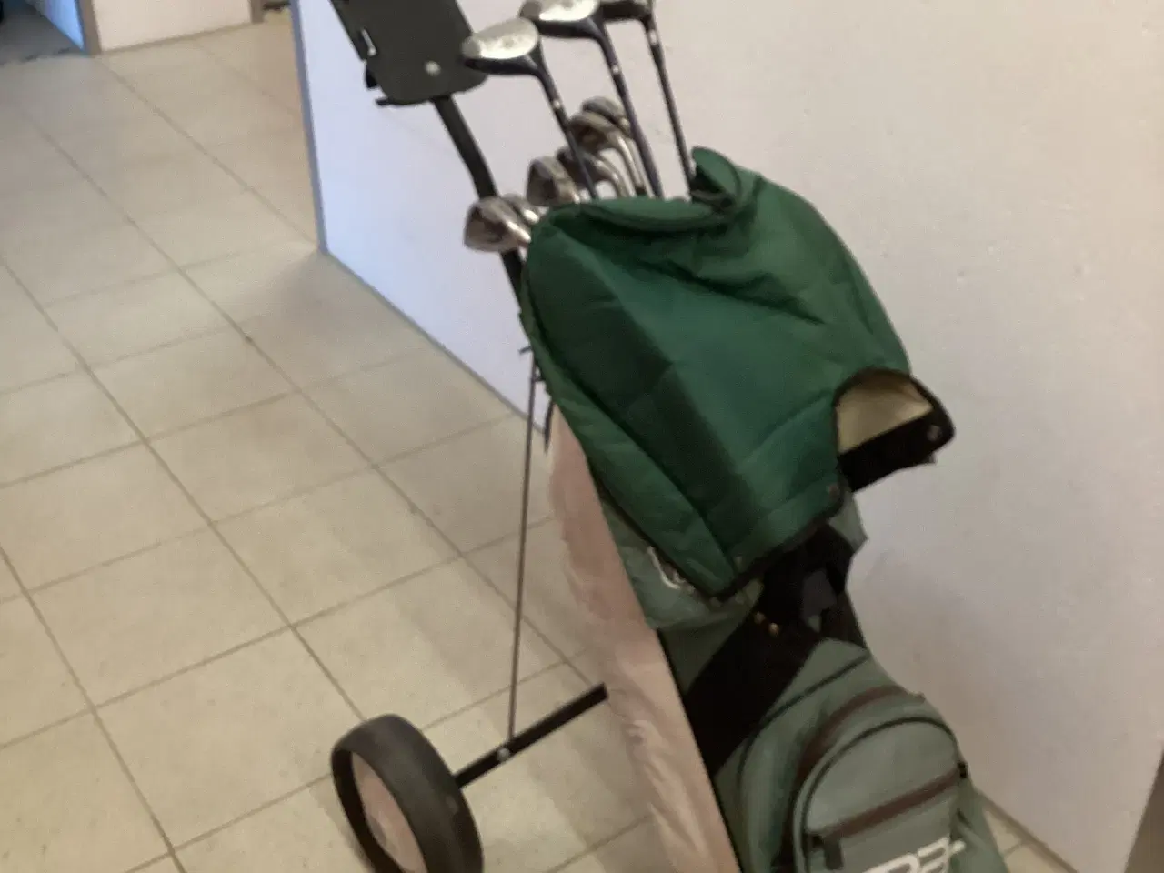 Billede 5 - Golfsæt m. Vogn, Bag køller og jern klar til spil