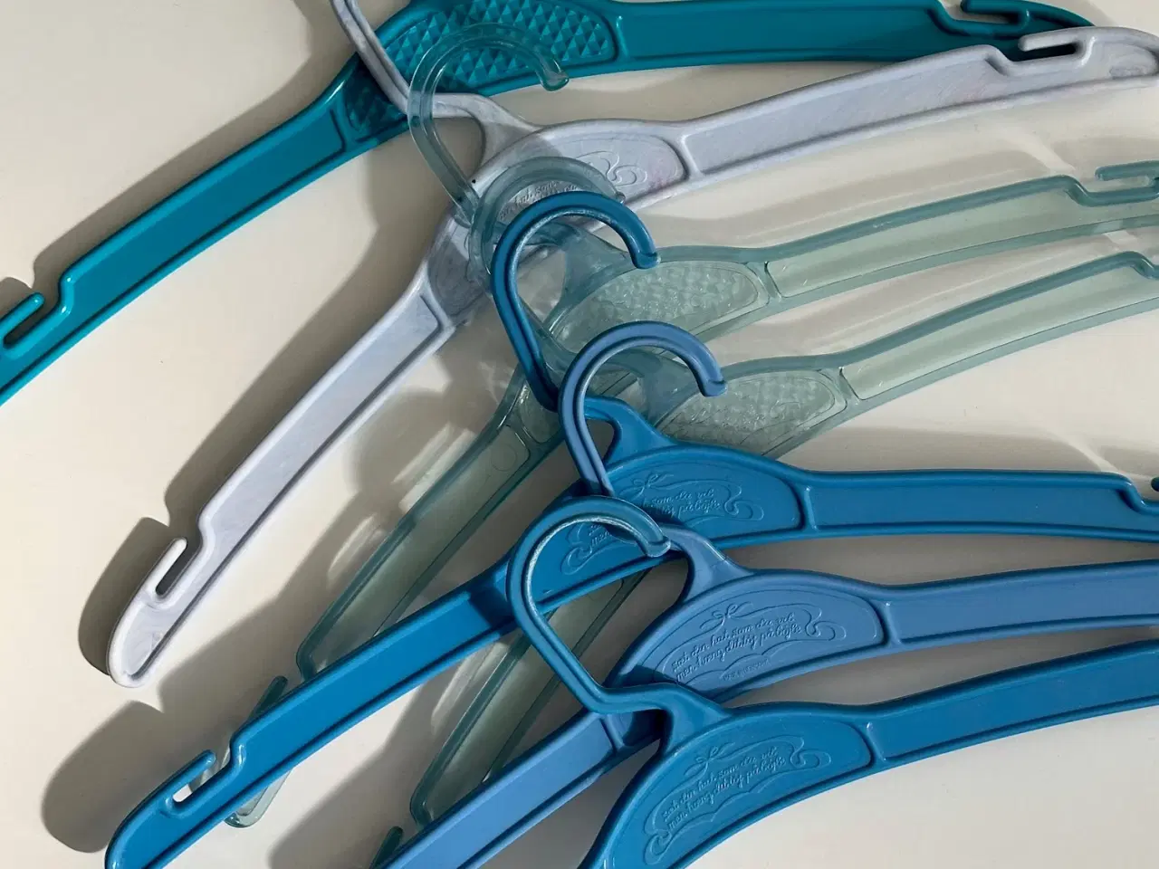 Billede 1 - Retro plastikbøjler, blålige, 7 stk samlet