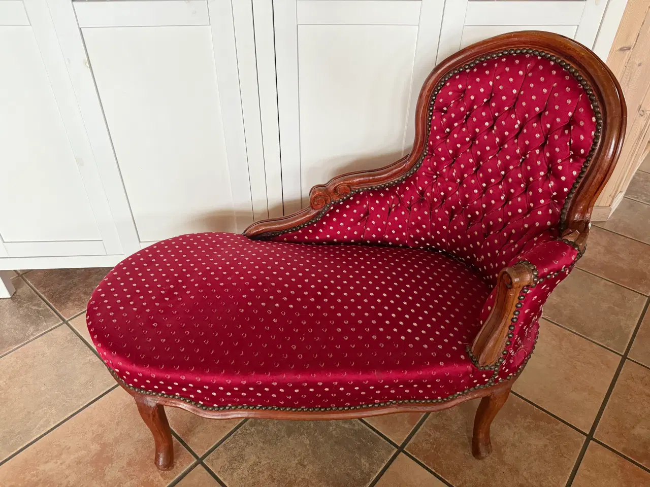 Billede 1 - Antik Rød Polstret Chaise Longue med Træramme