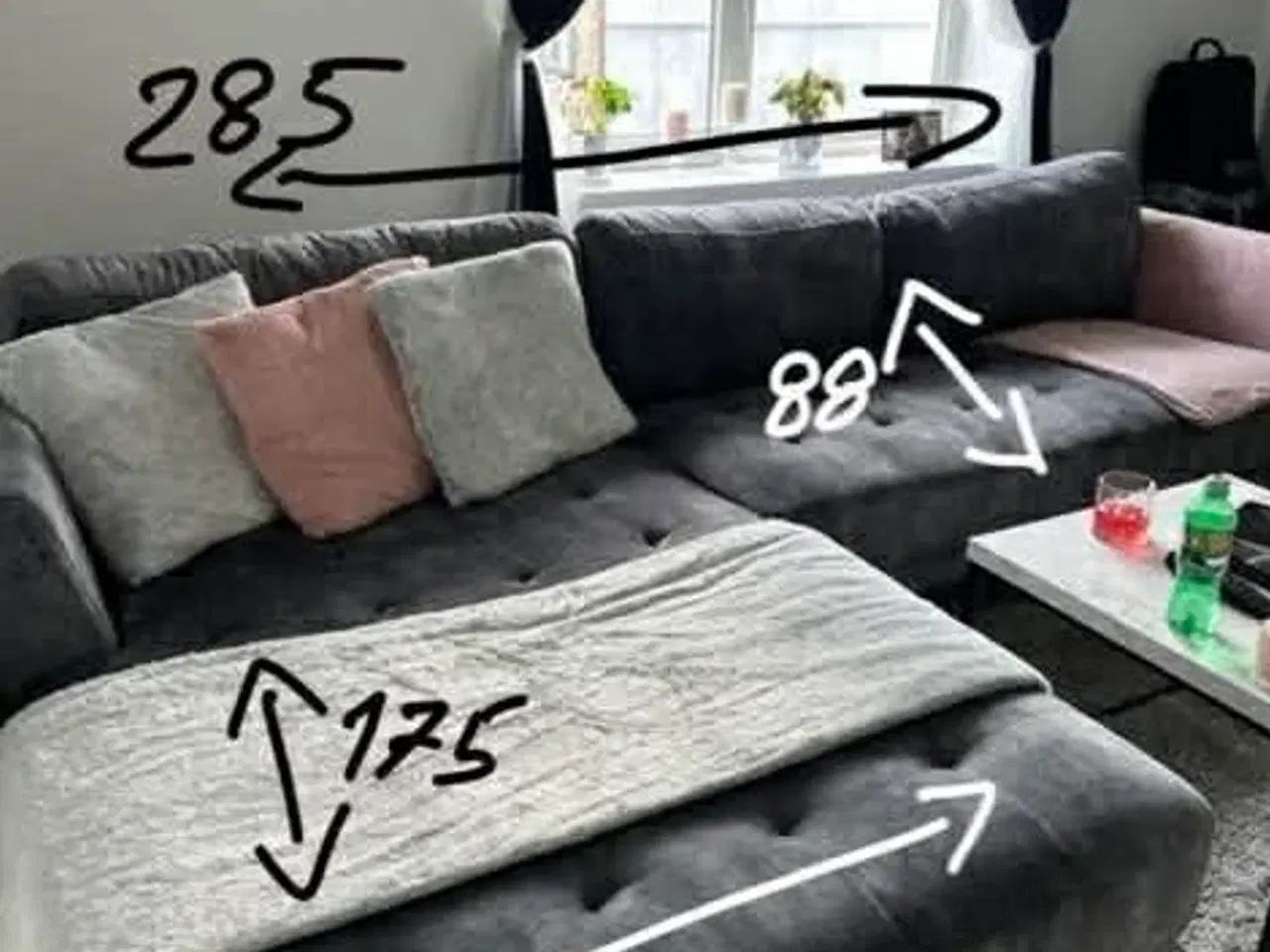 Billede 1 - 🛋️ Flot grå velour chaiselongsofa