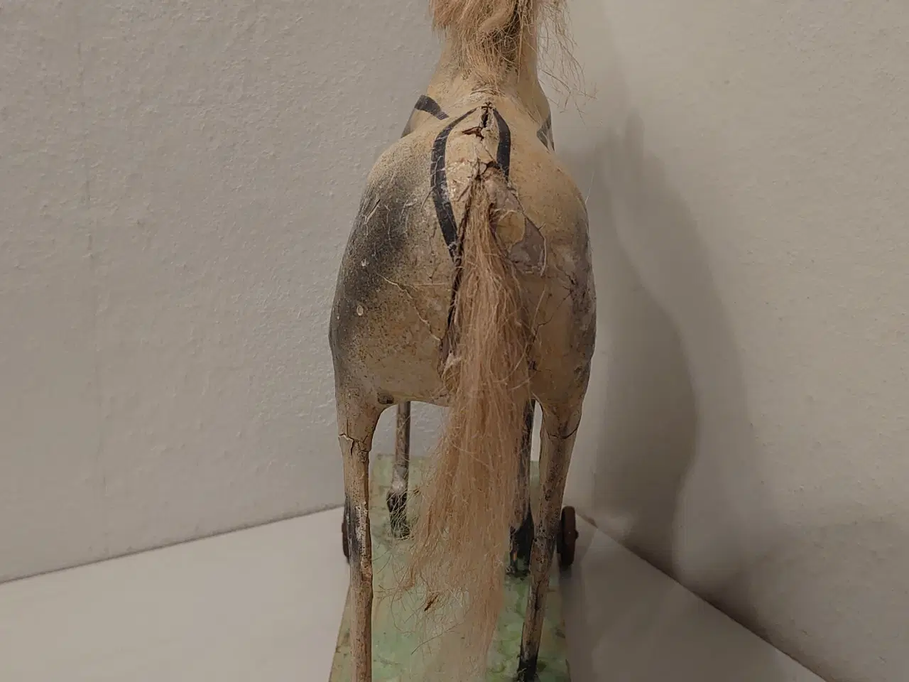 Billede 3 - Gammel sjælden stor hest i træ og papmache.