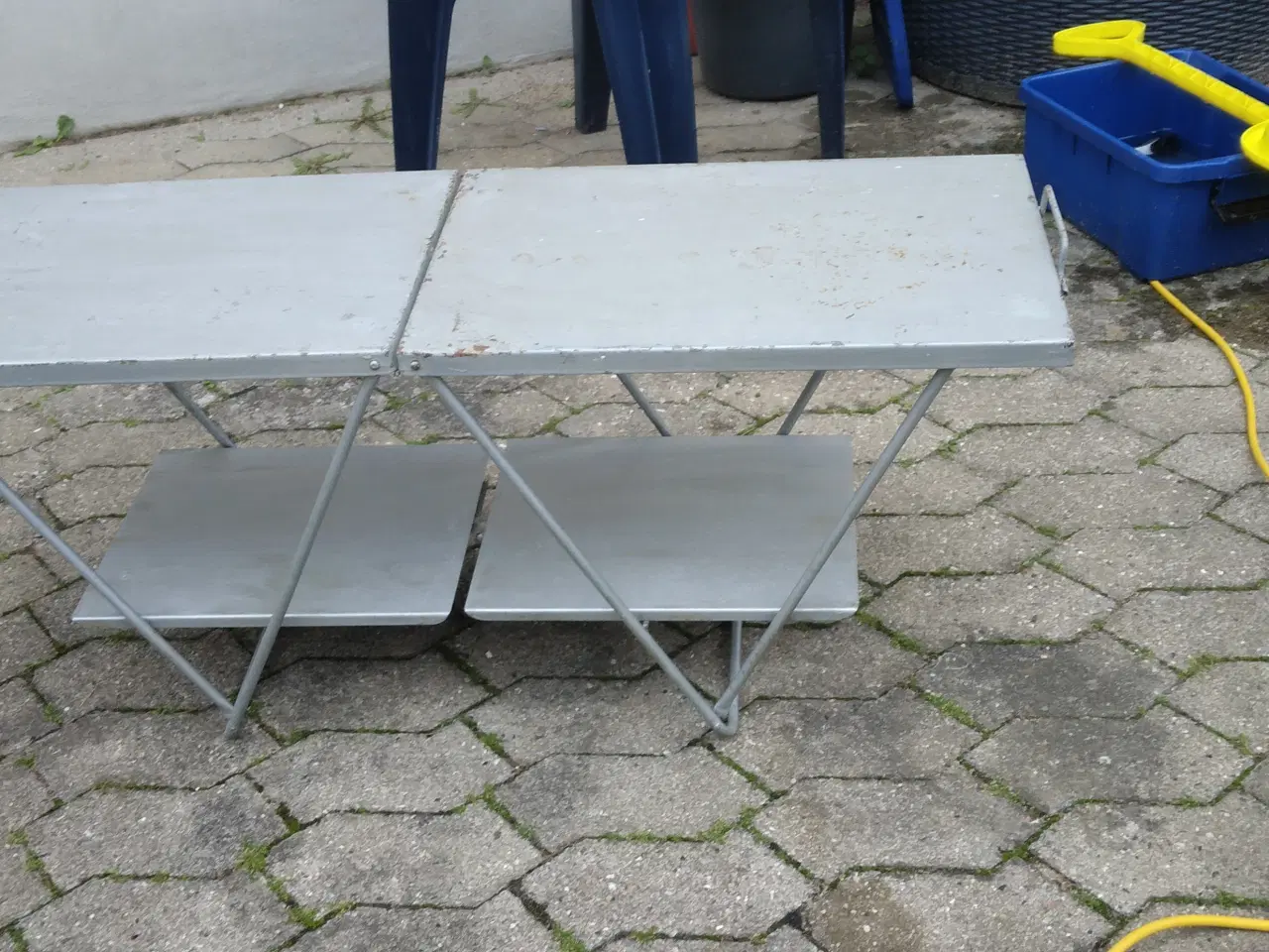 Billede 2 - mindre stålbord - brugt på camping - klapsammen