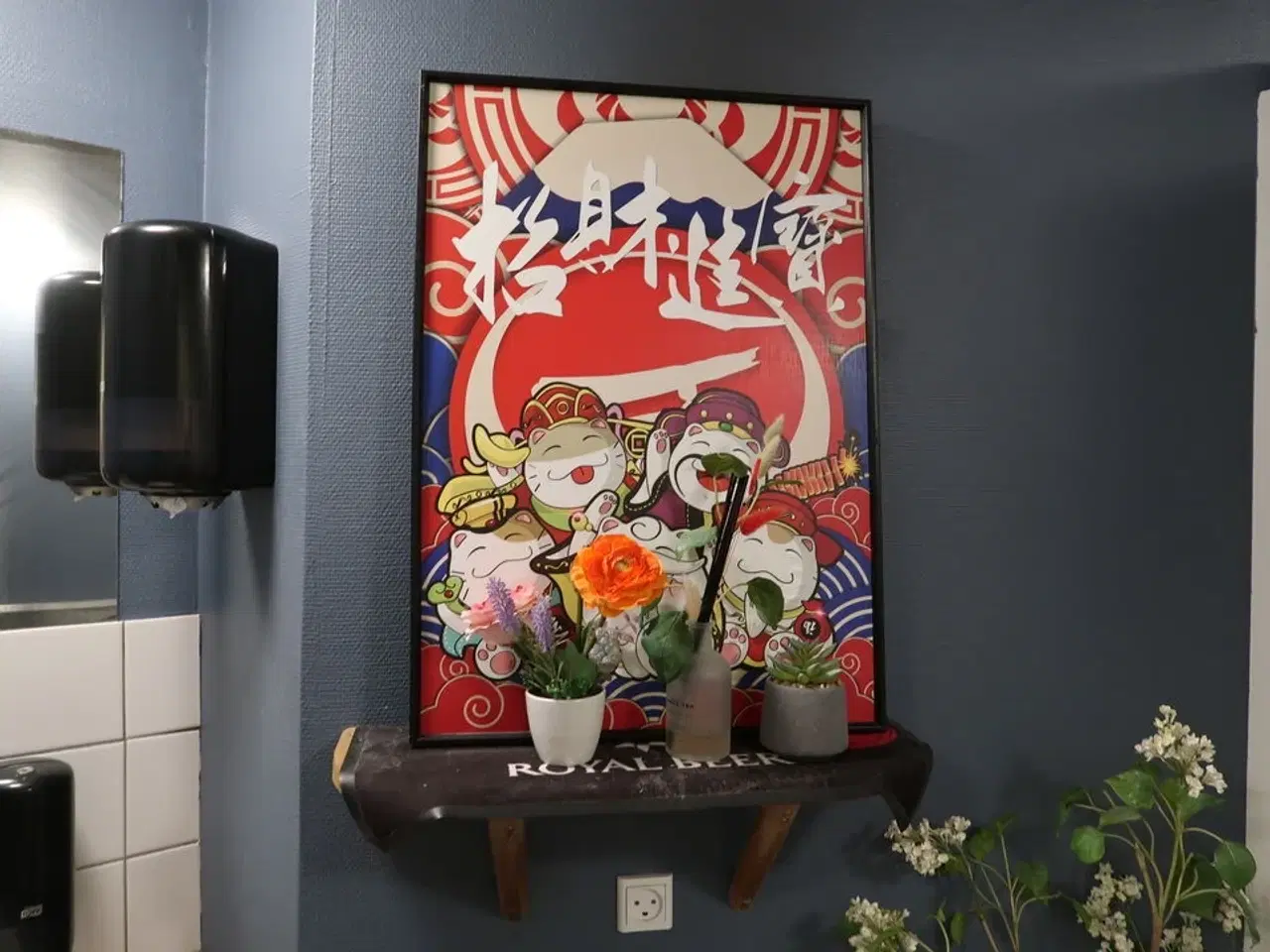 Billede 2 - Kunstigplante i krukke samt hylde med indhold