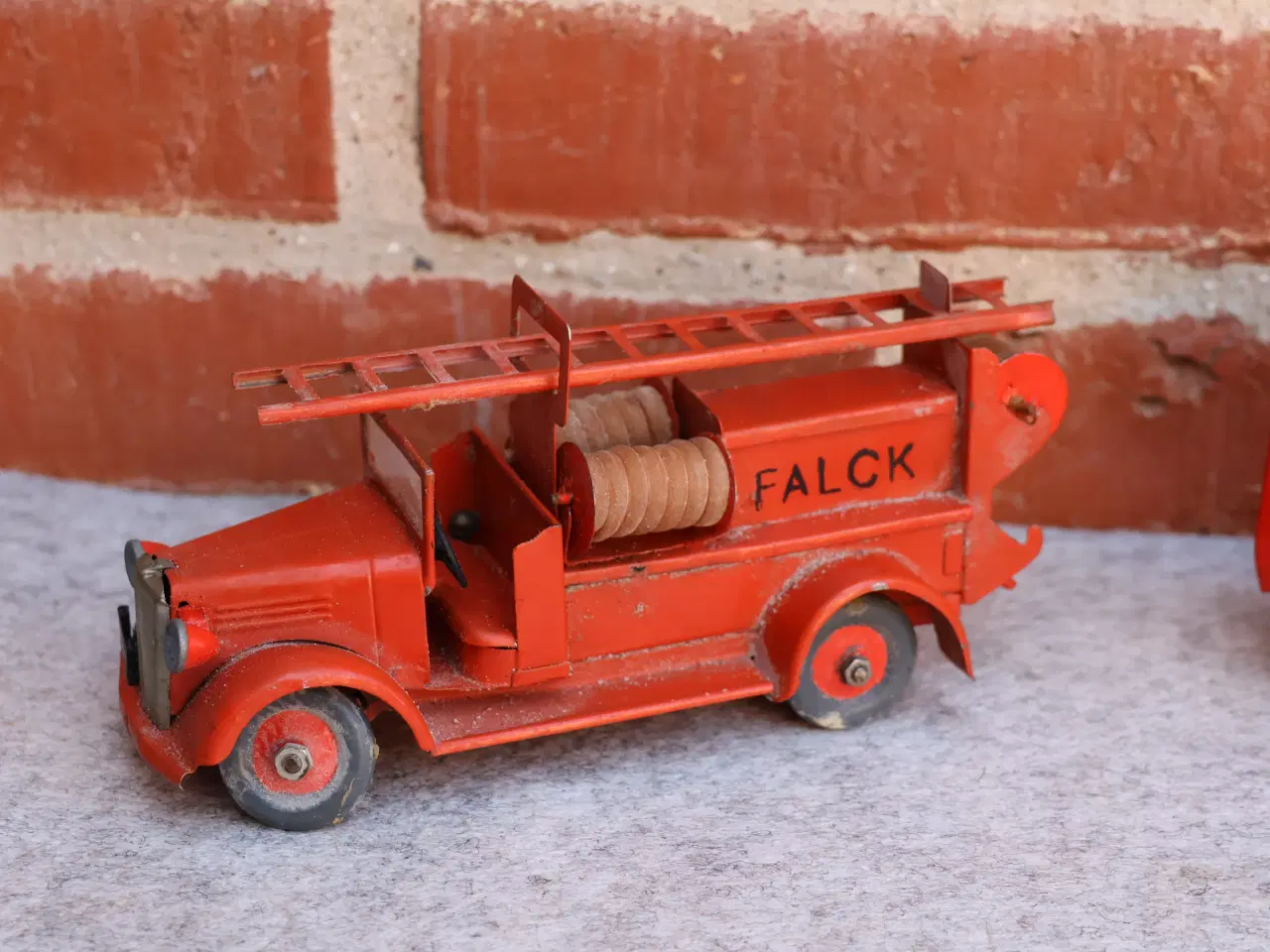 Billede 3 -  2 Stk Gl Tekno Falck biler: brandbil og ambulance
