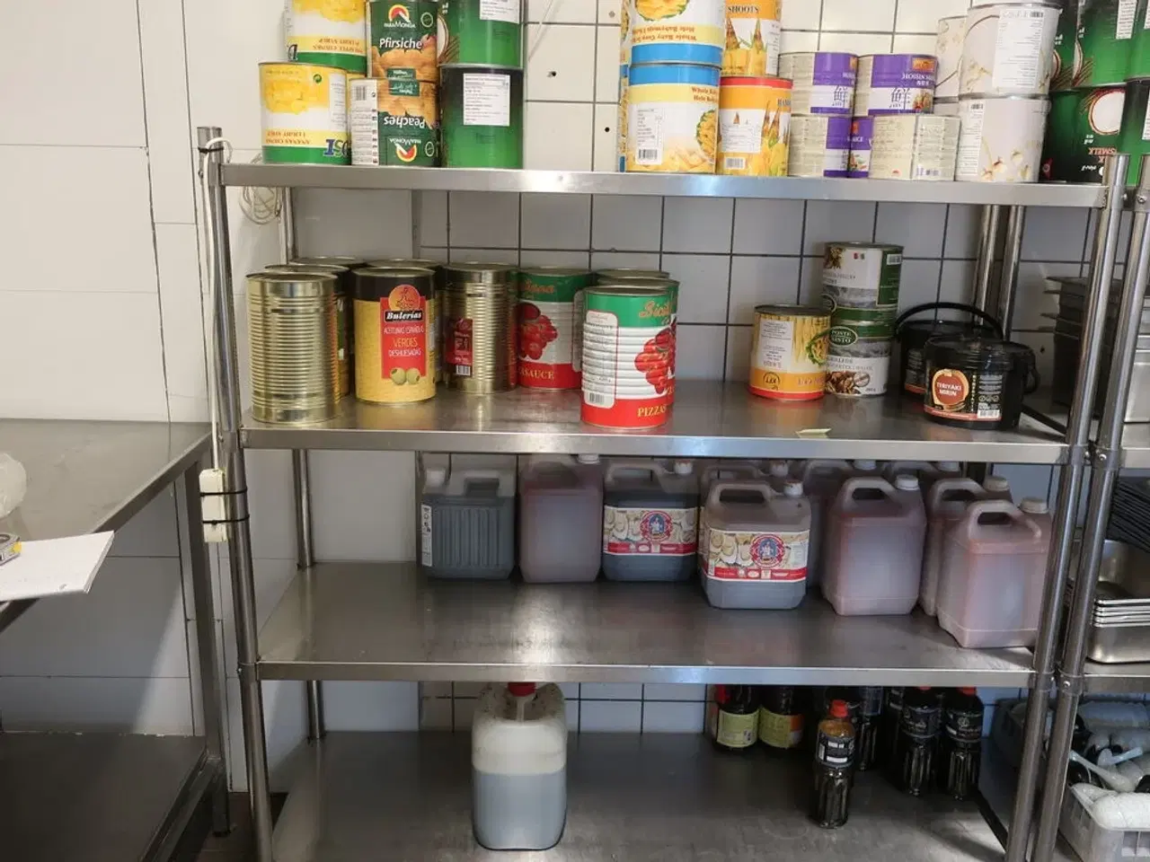 Billede 1 - Reol med indhold