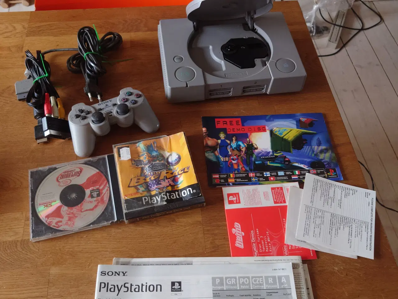 Billede 1 - Playstation 1, 1 cont, 2 spil og manualer