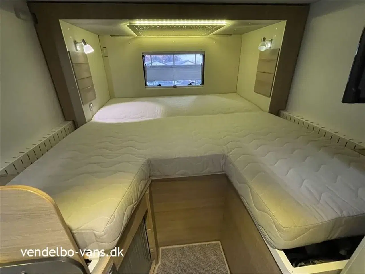 Billede 10 - 2018 - Adria Compact SLS   Smal camper på under 6 m længde - tryk på knappen og den vokser!