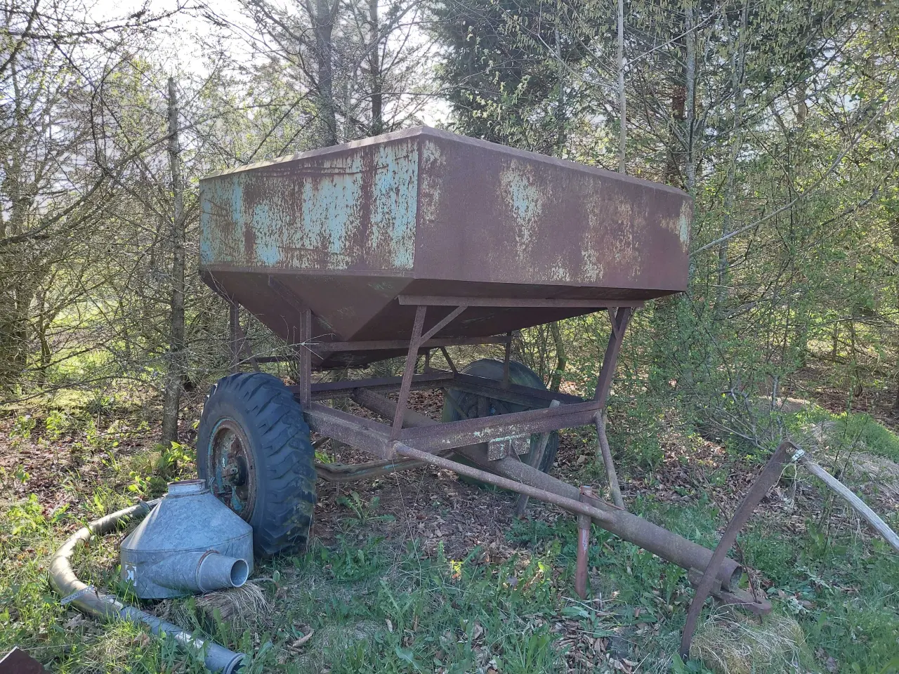 Billede 6 - Ford 4000, redskaber og kornvogne