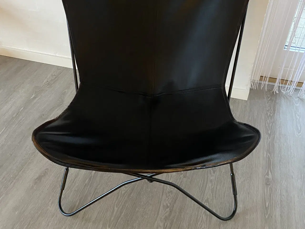 Billede 1 - Velholdt Sort Flagermusstol