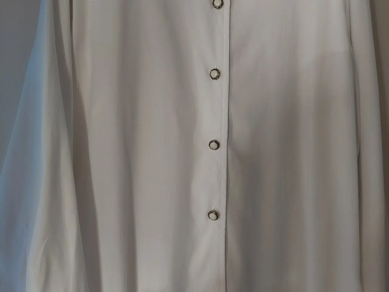 Billede 1 - Skjorte Bluse m slids I siden/guldkant på knapper