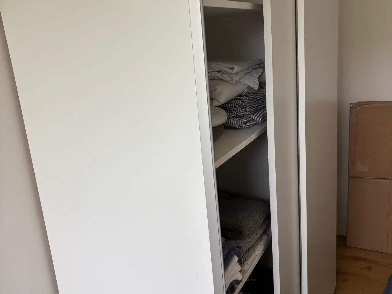 Billede 3 - 2 x IKEA skydedørs skabe
