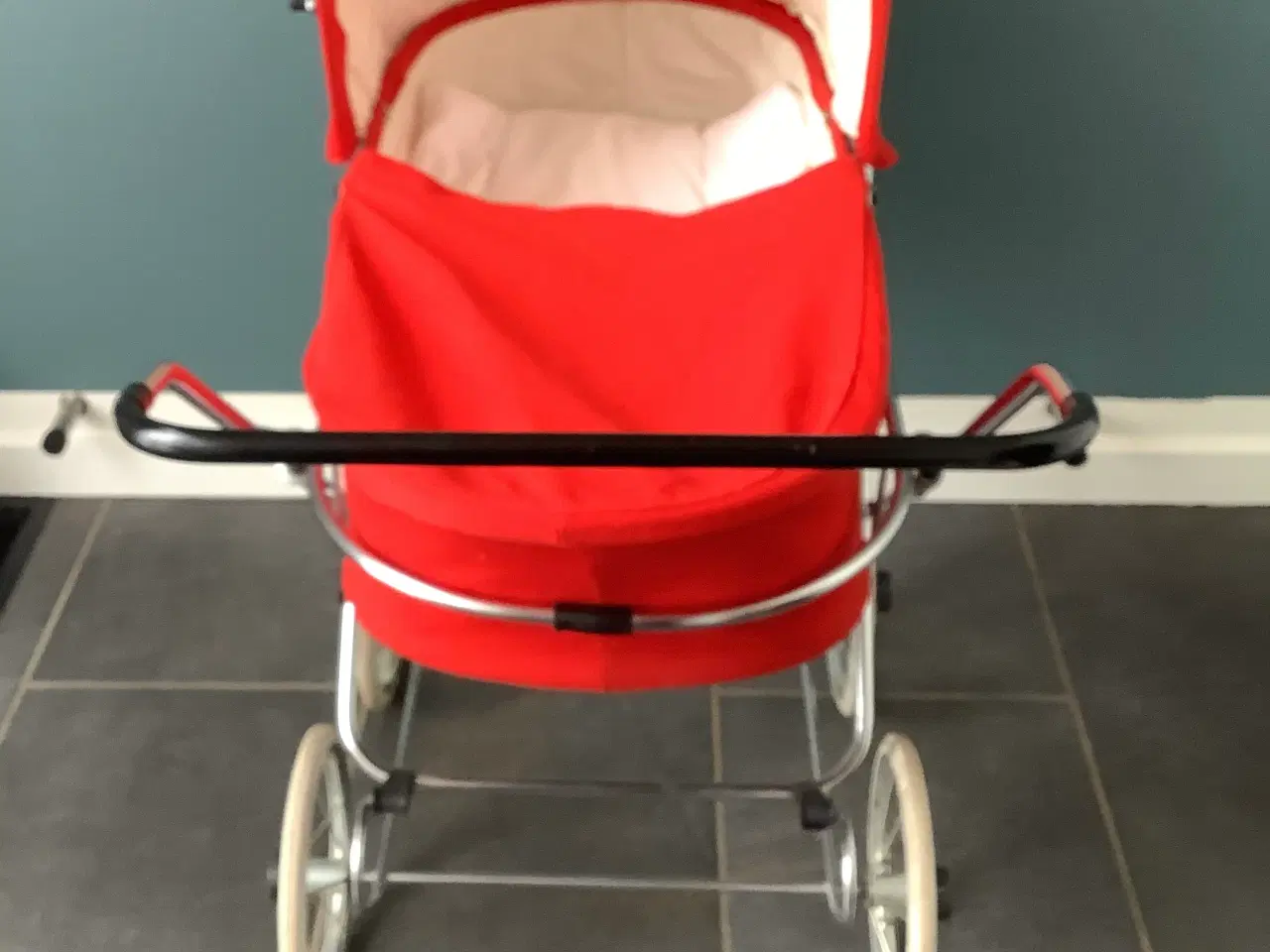 Billede 4 - Dukkevogn rød og crom stål stel