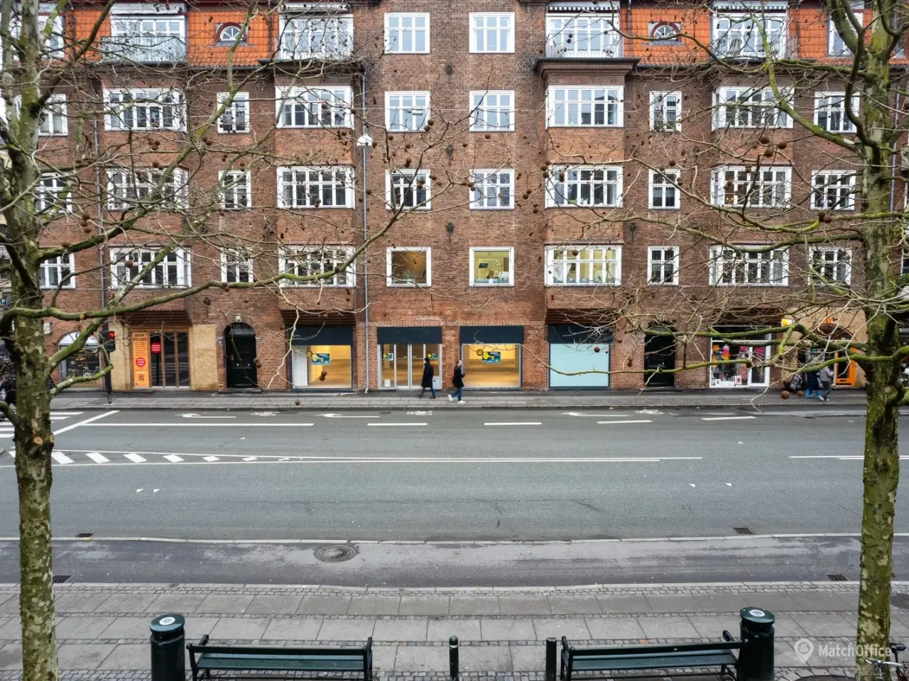 Billede 1 - NY PRIS: Butikslokale med stor og åben planløsning centralt på Falkoner Allé