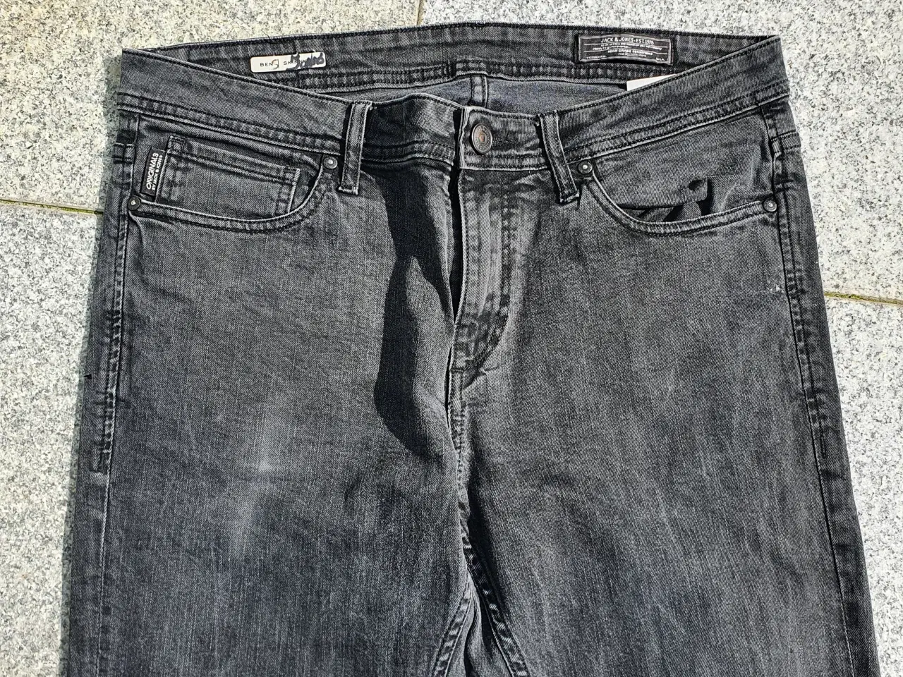 Billede 3 - Jeans. sort/koks farvet