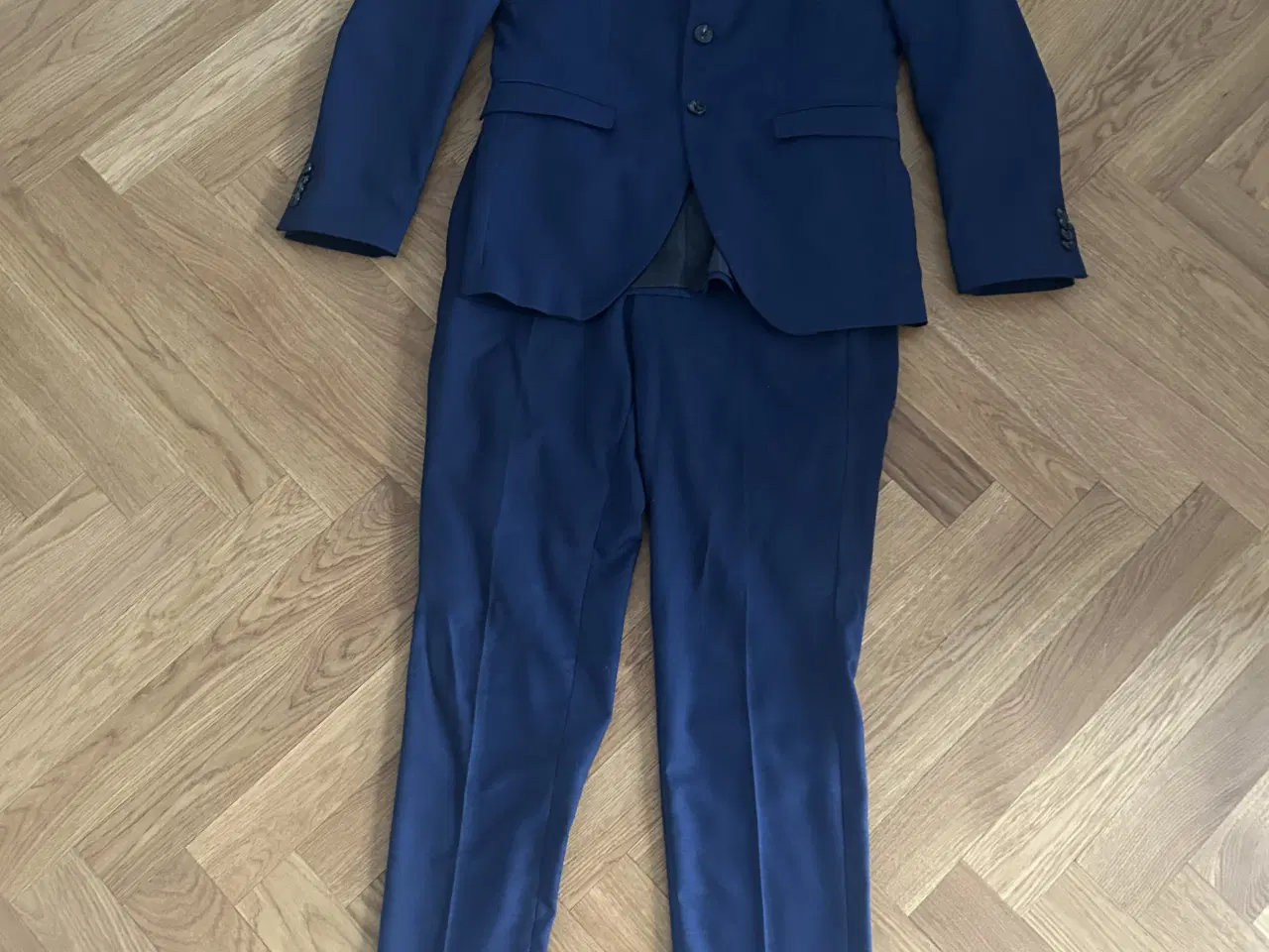 Billede 1 - Konfirmationstøj med 2 par buks. 48 og 50. 