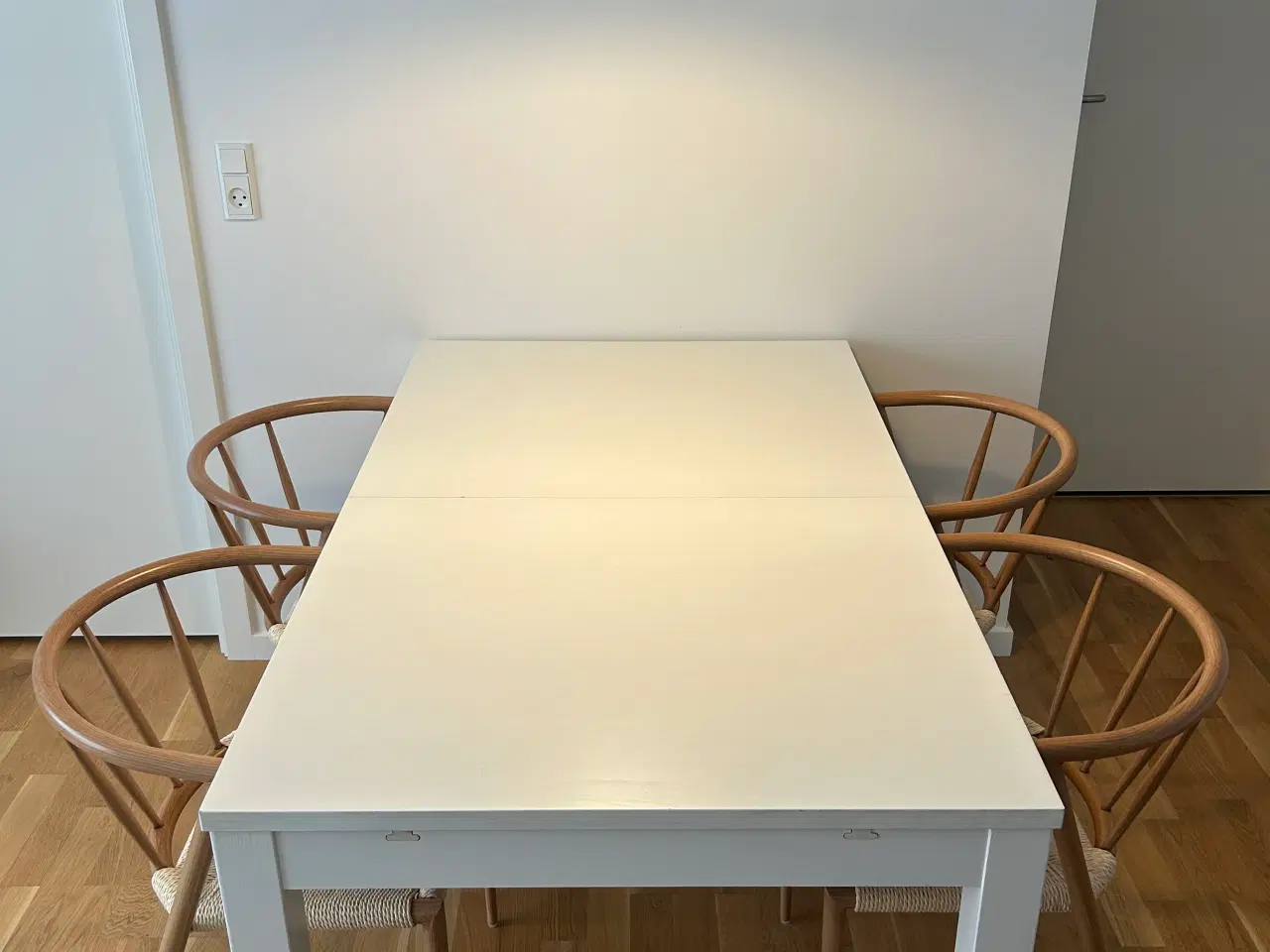 Billede 1 - Spisebord med to tillægsplader