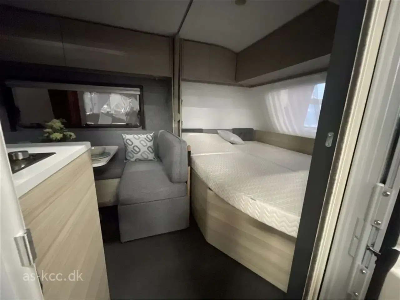 Billede 4 - 2026 - Adria Altea 552 PK Kampagne   Adria Altea 552PK Kampganevogn 2026, 3 køjer dobbeltseng, siddegruppe