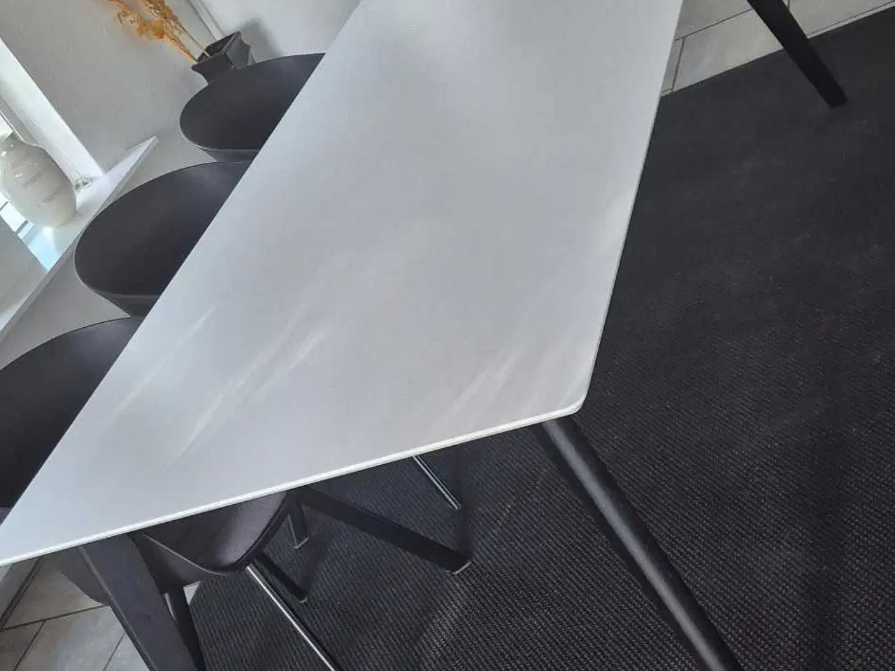 Billede 1 - Hvidt spisebord med sorte ben