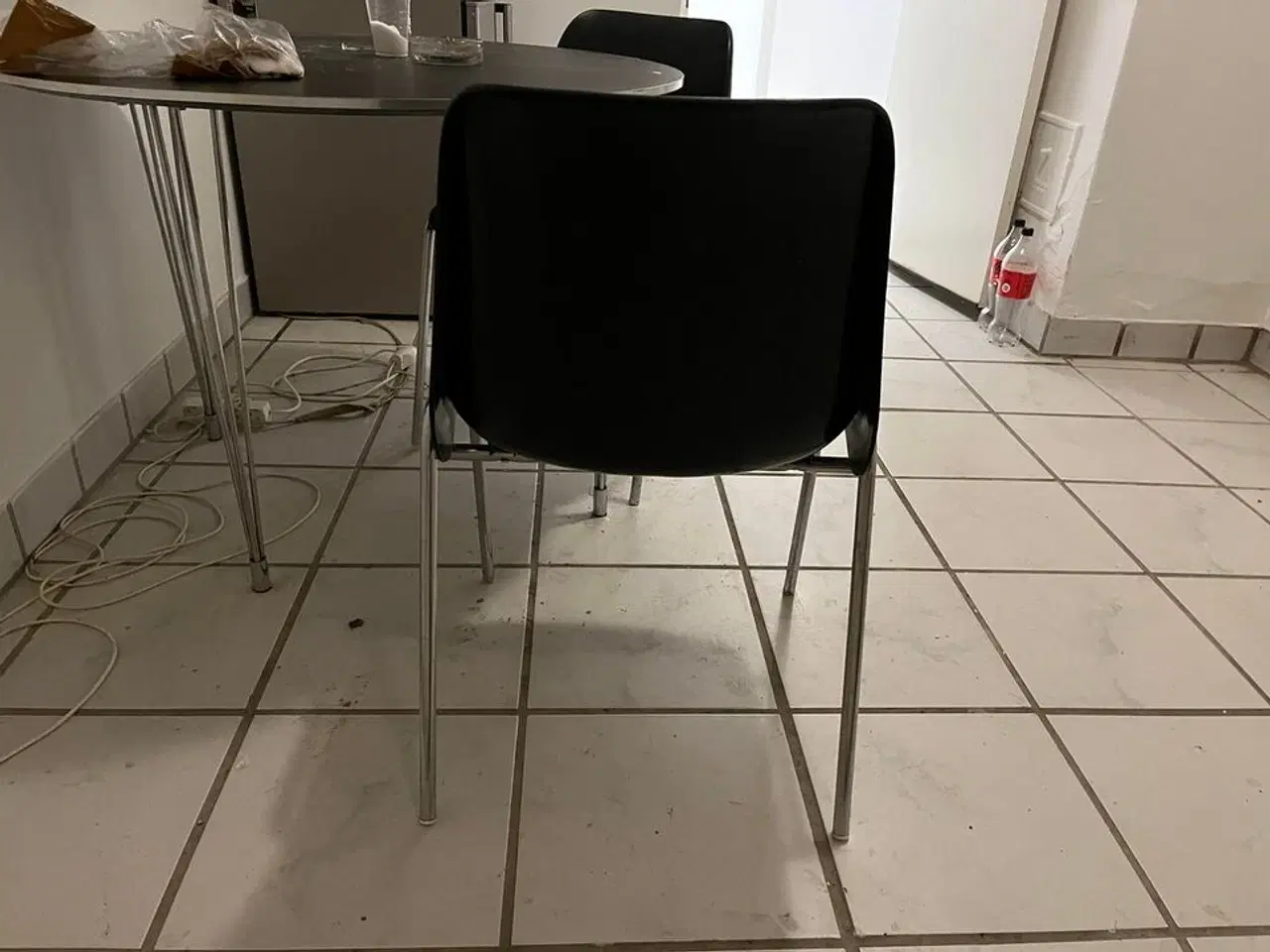 Billede 4 - Spisebord, 2 stk. stole og kommode