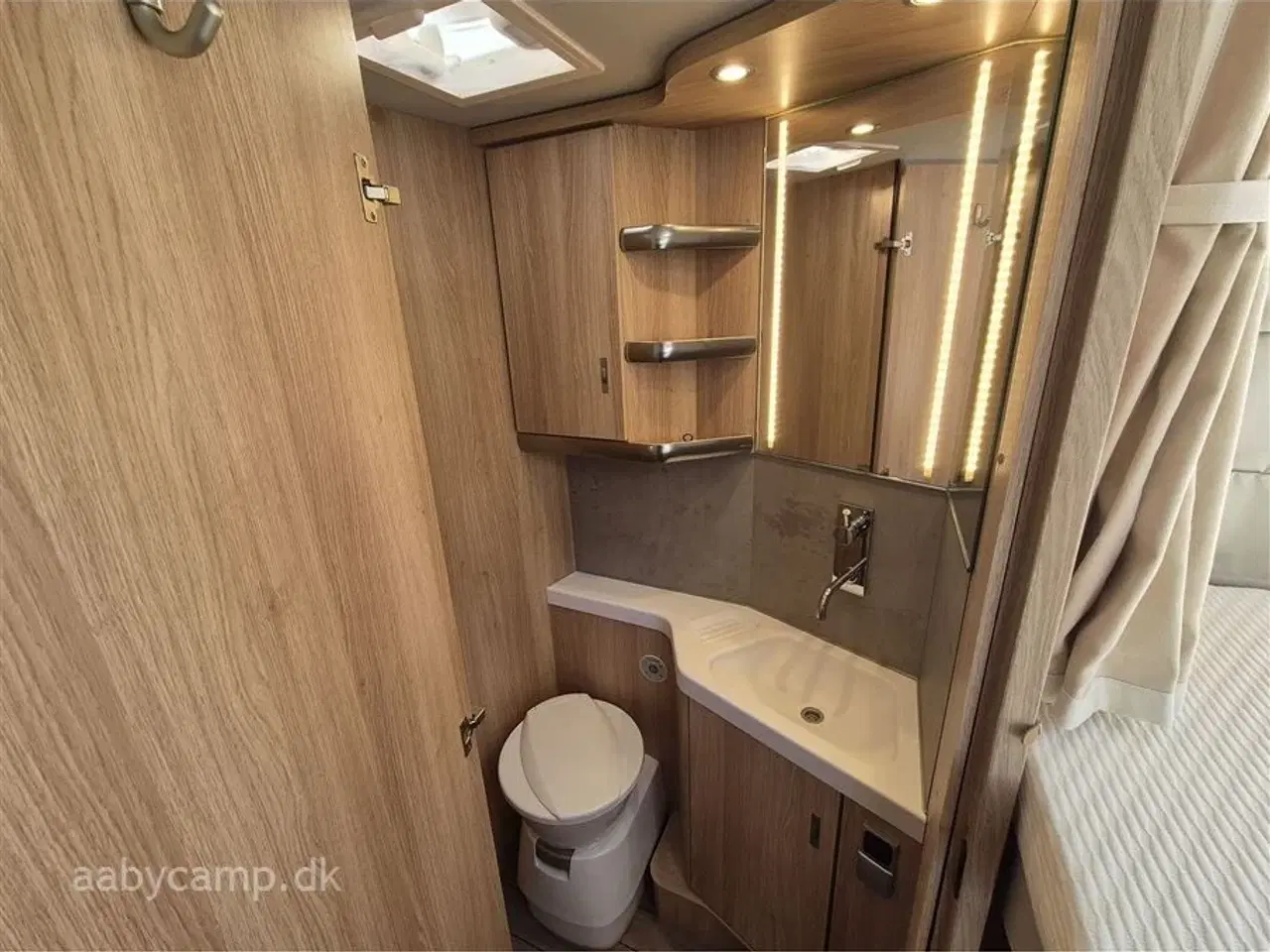 Billede 17 - 2019 - Knaus Sky I 700 LEG   Automatgear. markise. solceller. batterier. Elektrisk  indgangstrin. TV.  Egoist model Uden sænkeseng i forenden!!  Bemærk 3850 Kg. total.