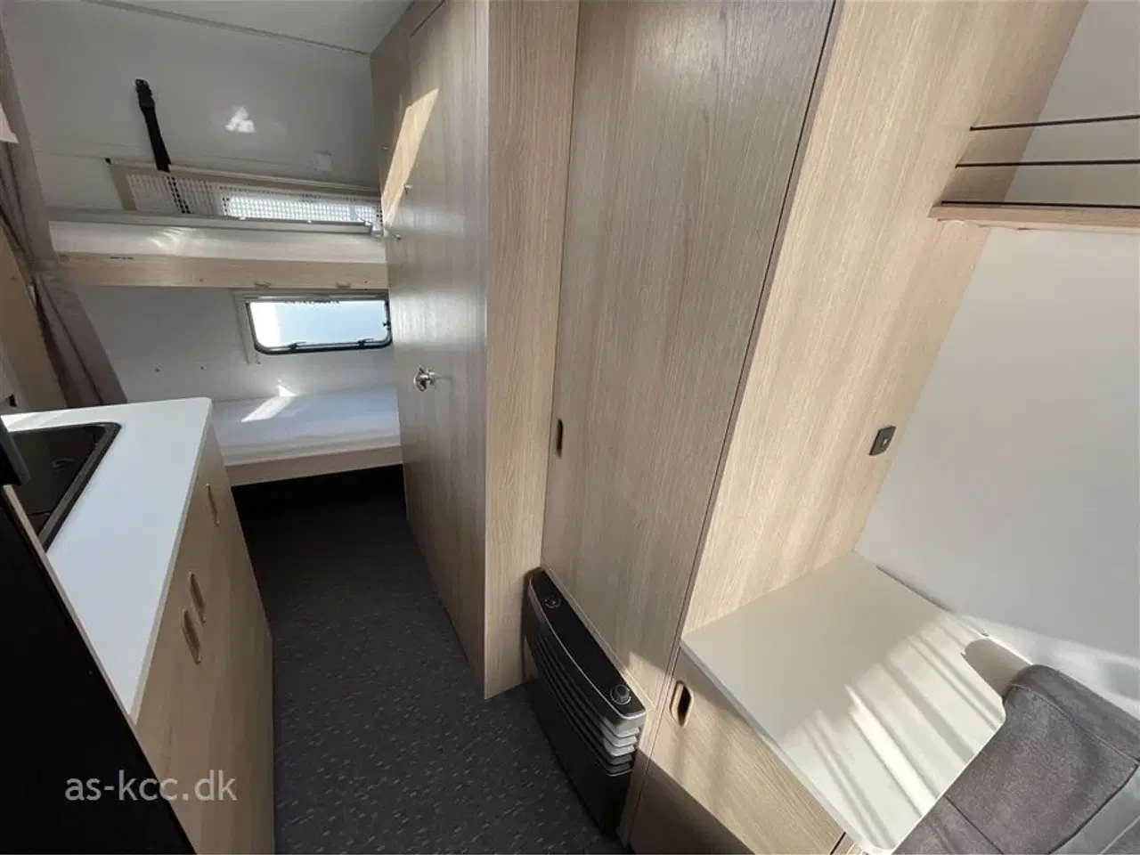 Billede 6 - 2022 - Adria Aviva 400 DK   Adria Aviva 400 DK årg 2022 4 sovepladser, 4 siddepladser Posemarkise, Isabella Sun Shine med front.