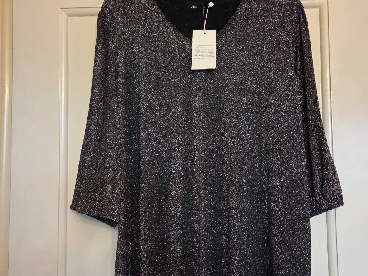 Billede 4 - Smuk bluse med glimmer.