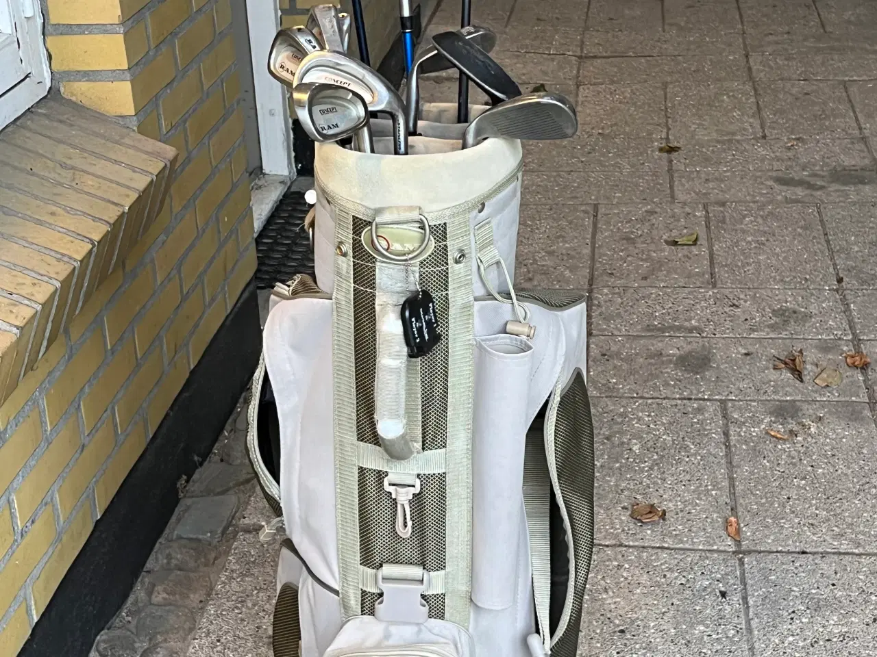 Billede 1 - RAM golfbag med indhold sælges