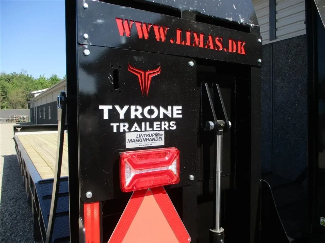 Billede 6 - Tyrone 27TLL Lang model, Affjedret træk og affjedret aksler. med hydrauliske ramper og værktøjskasse