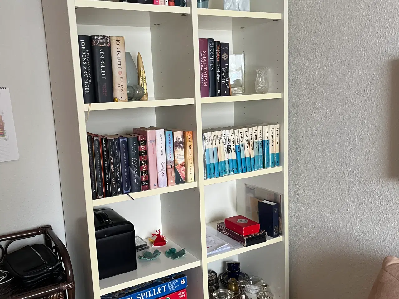 Billede 1 - Hvid bogreol mål højde 220 cm, bredde 110 cm