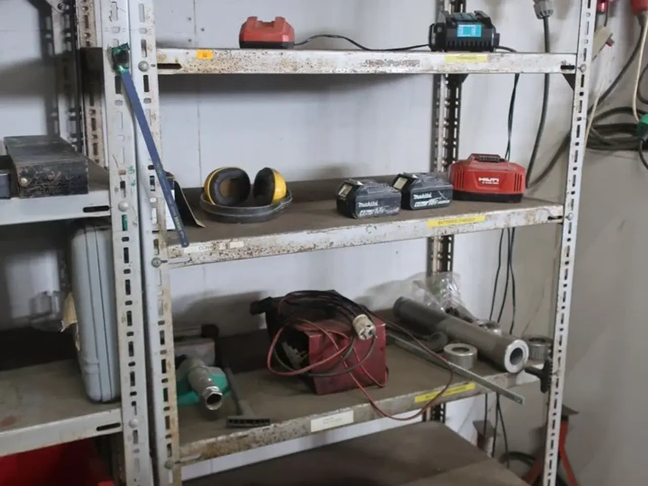 Billede 4 - 3 stk. lagerreoler med div. Værktøj, varelager, batterier m.m.