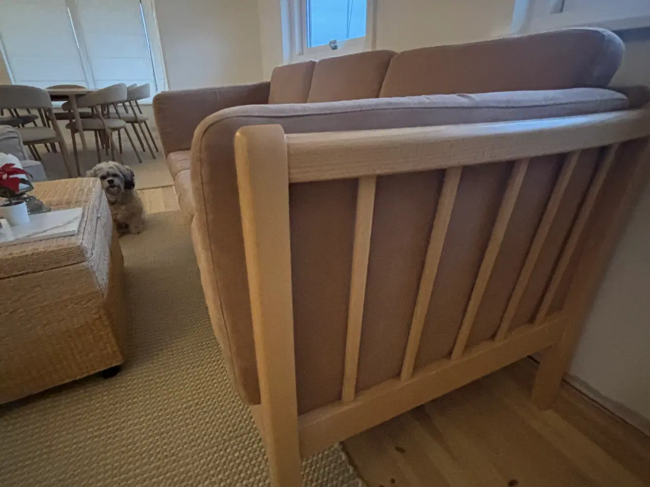 Billede 4 - Lakeret bøg tremme sofa