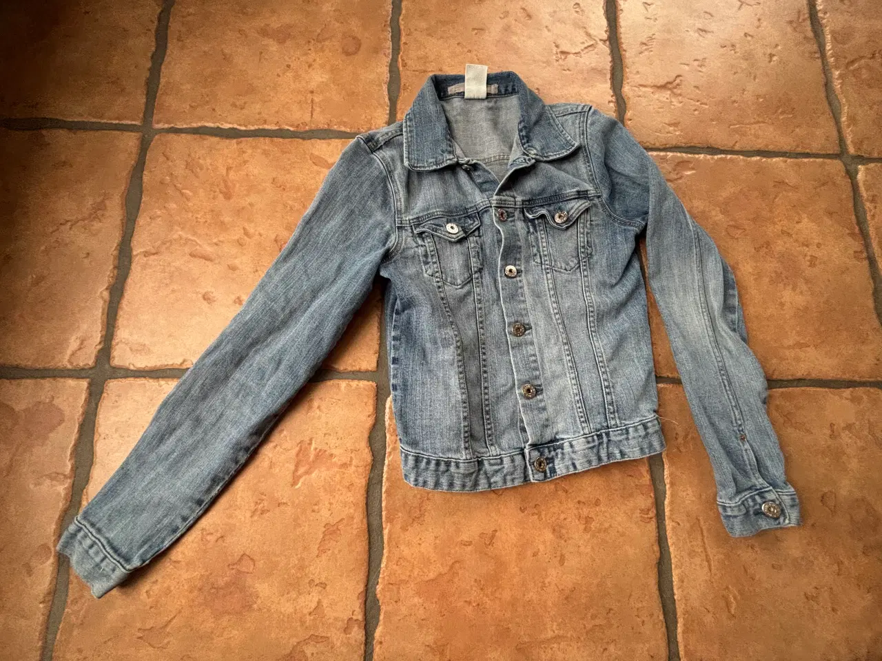 Billede 1 - H&M denimjakke til pige str 158 blå