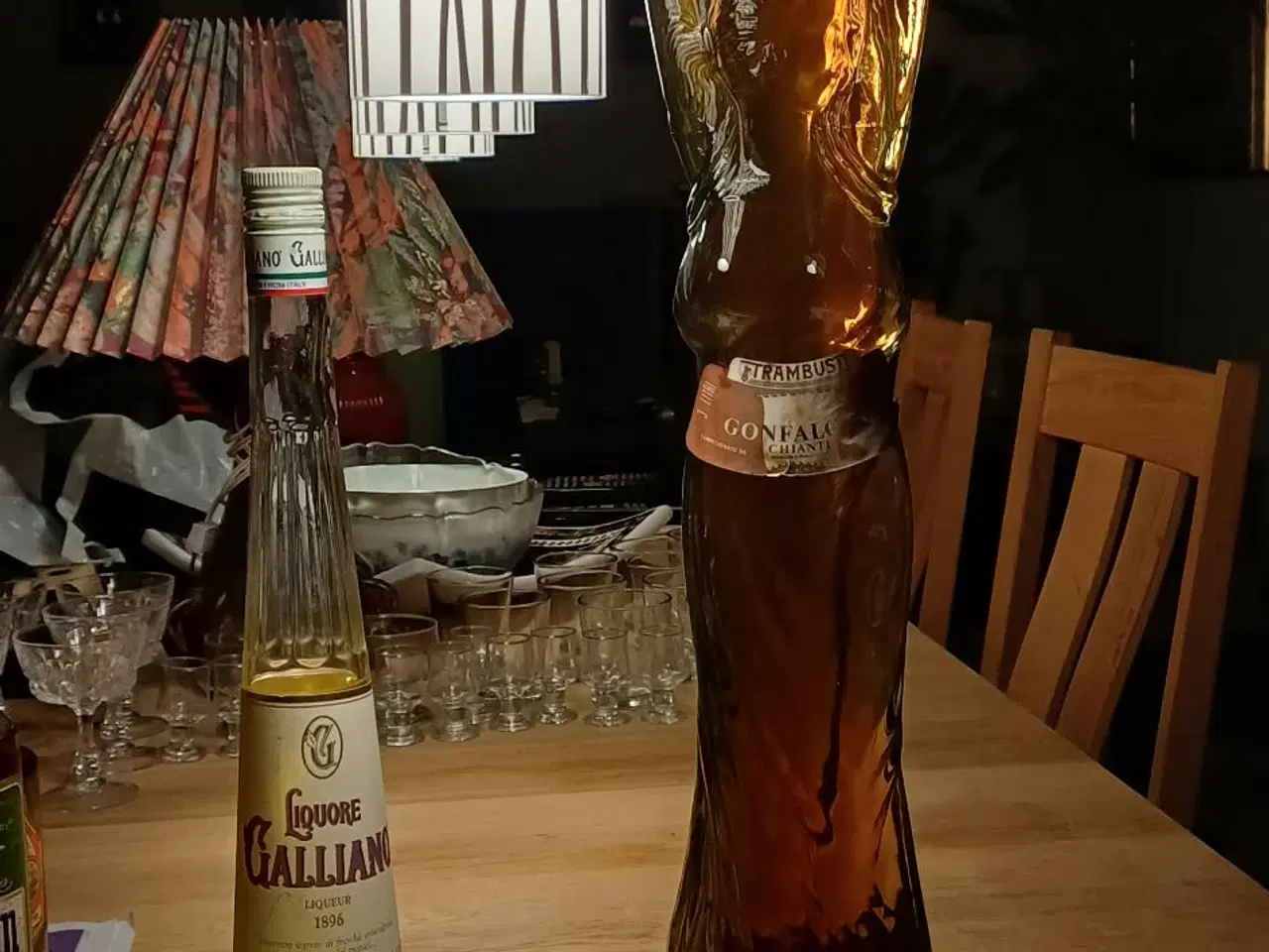 Billede 1 - Vin i høj dekorativ flaske.