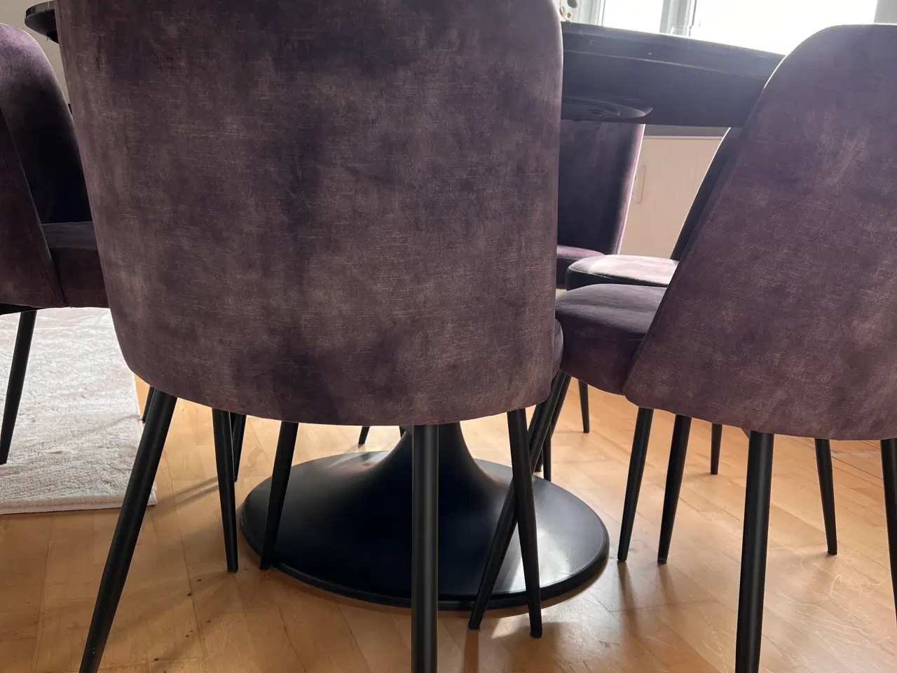Billede 3 - Marmor spisebord, stole og lysekrone sælges.  Kan 