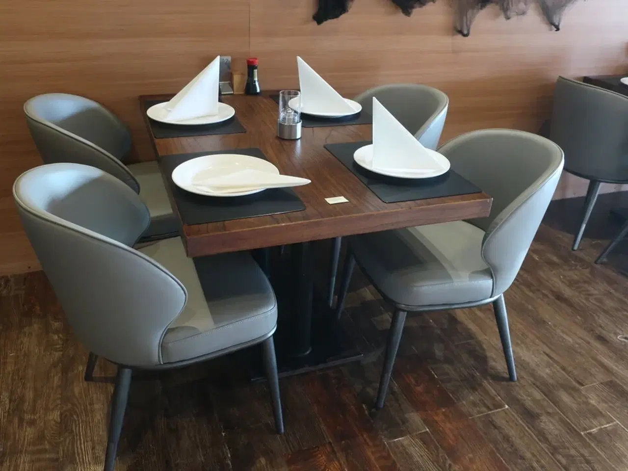 Billede 1 - Bord og 4 nye stole