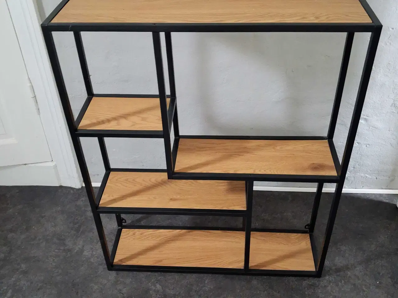Billede 2 - Reol i sortlakeret metal & træ