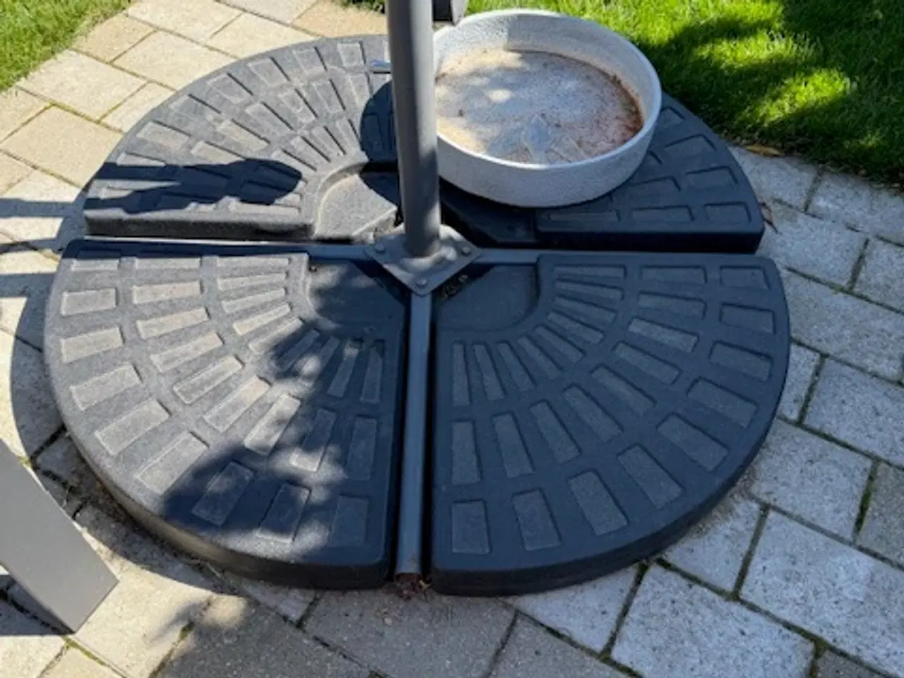 Billede 2 - God hængeparasol, diameter 3 m. sælges
