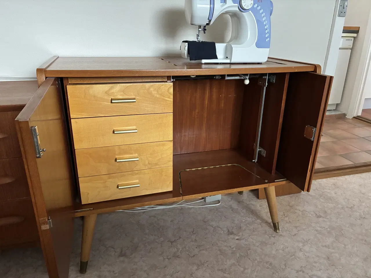 Billede 6 - Teak lille skab