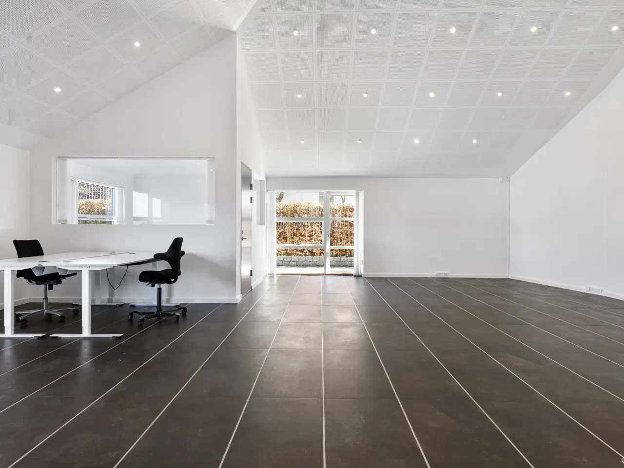 Billede 4 - Yderst indbydende lager med højt til loftet samt et lille kontor