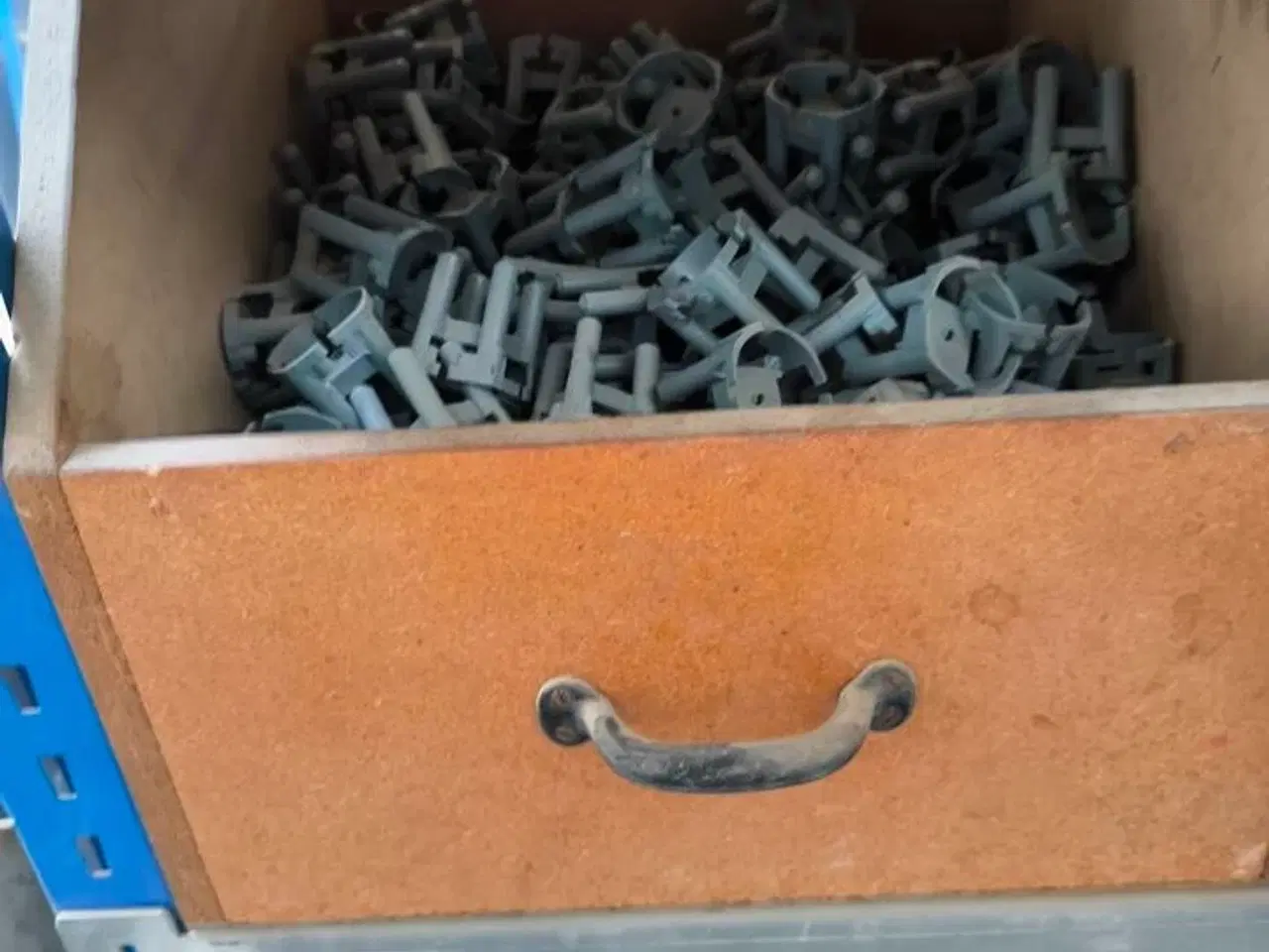 Billede 13 - Indhold på reol (venstre fag)