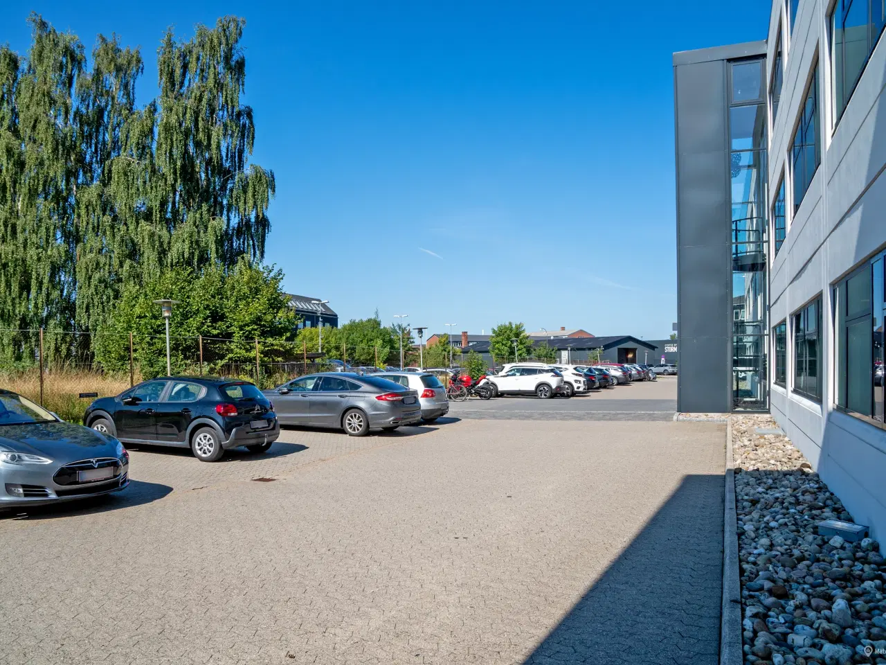 Billede 10 - Funktionelle lejemål med naturligt lysindfald lige ved Letbanen (2026)