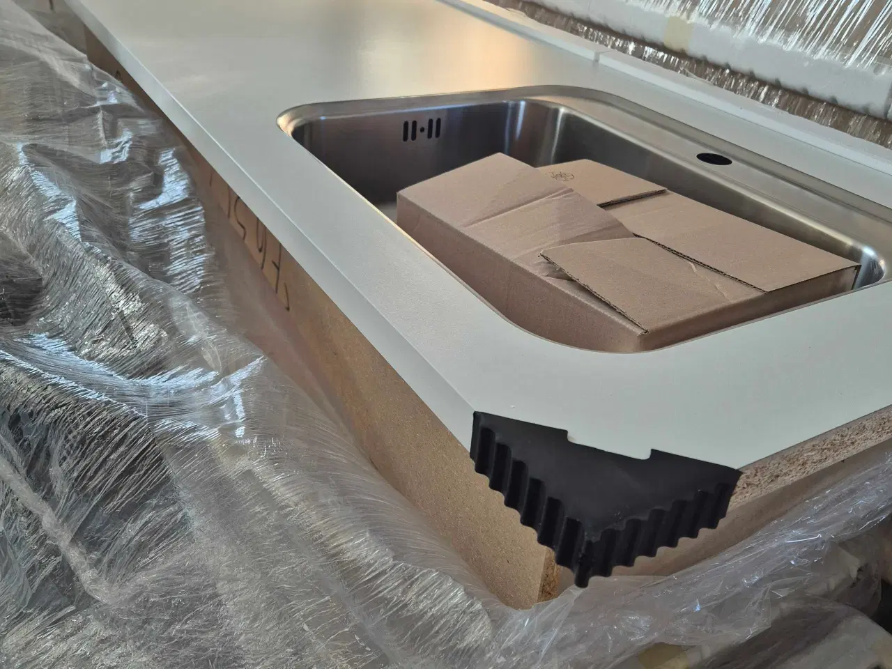 Billede 3 - Helt nye bordplader med ned limet vask fra Svane k