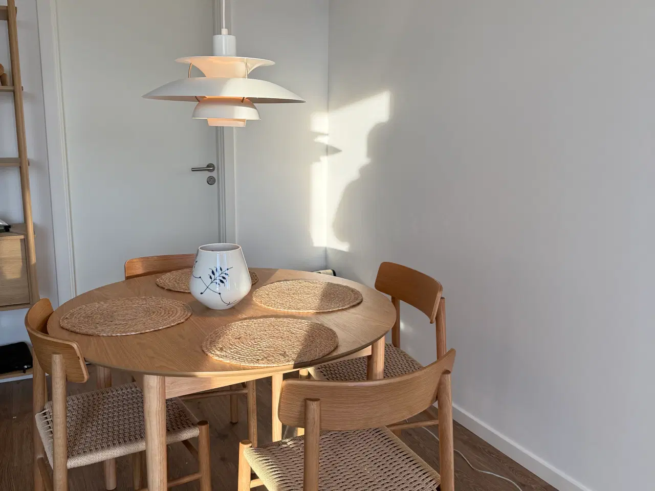 Billede 2 - Spisebord + stole