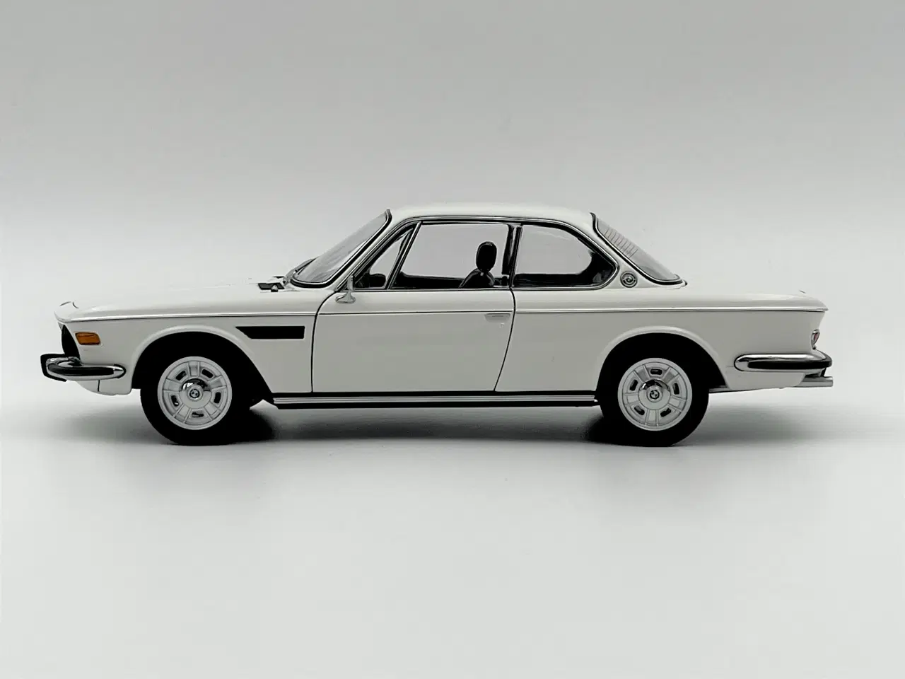 Billede 3 - 1971 BMW 3,0 CSi E9 - 1:18  Mega sjælden udbudt 