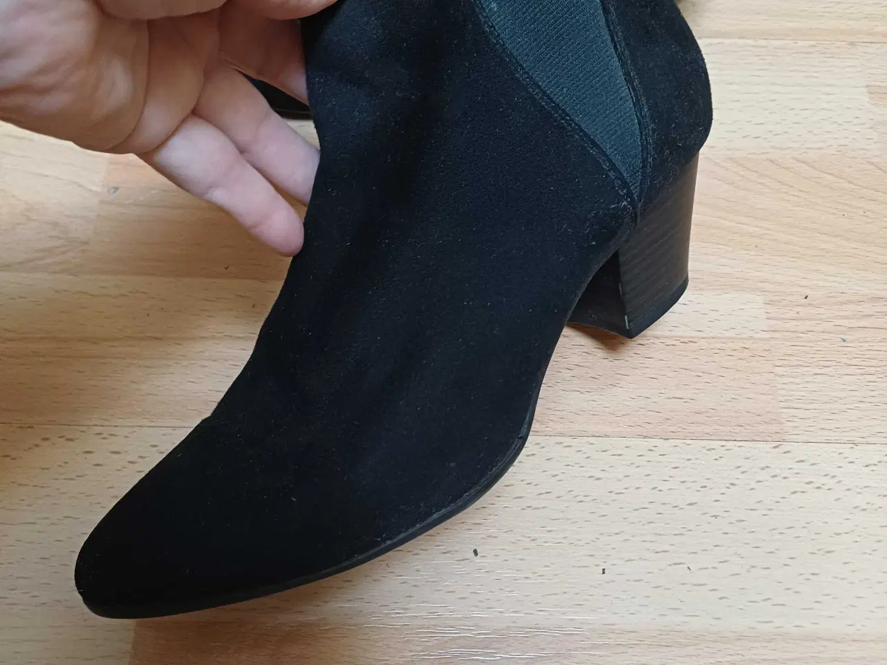 Billede 2 - Sorte ruskind ankelstøvle tamaris 